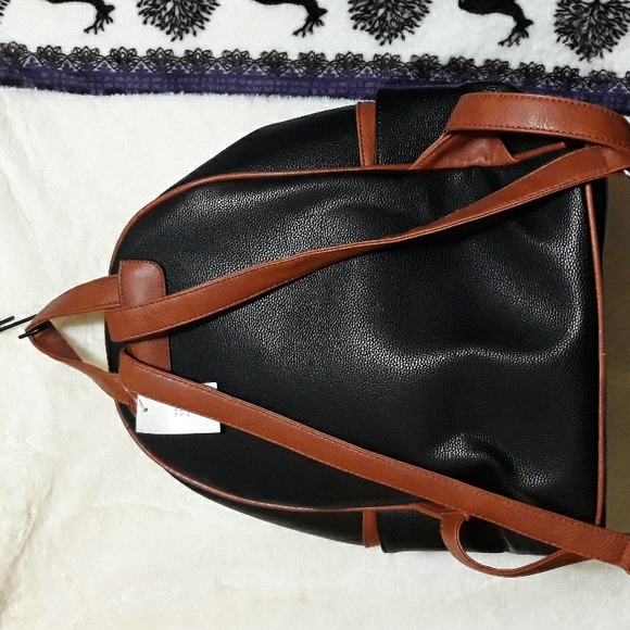 Medium sized faux leather backpack. No brand name - Picture 2 of 8
